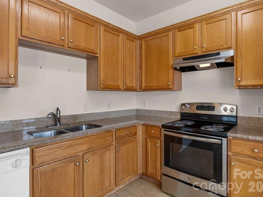 2960 Zion Renaissance Lane, Charlotte, NC 28269.  MLS# CAR4379297, YatesRealty ID 20454. 