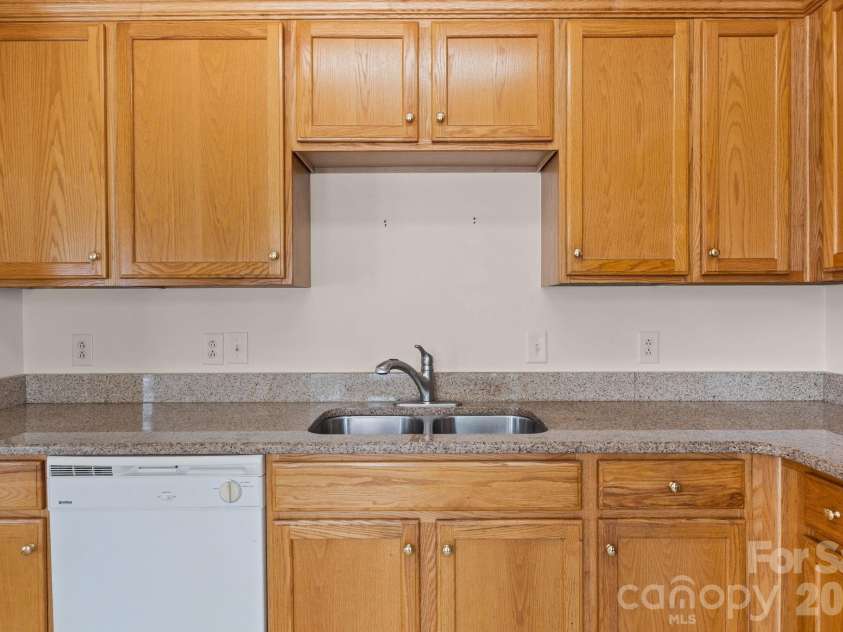 2960 Zion Renaissance Lane, Charlotte, NC 28269.  MLS# CAR4379297, YatesRealty ID 20454. 