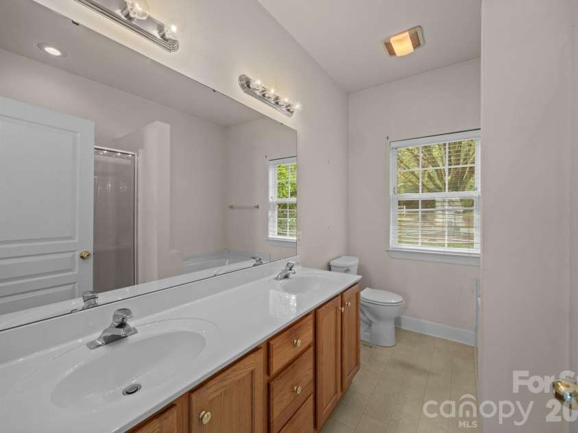 2960 Zion Renaissance Lane, Charlotte, NC 28269.  MLS# CAR4379297, YatesRealty ID 20454. 
