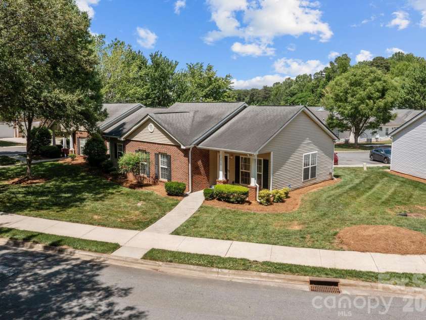 2960 Zion Renaissance Lane, Charlotte, NC 28269.  MLS# CAR4379297, YatesRealty ID 20454. 