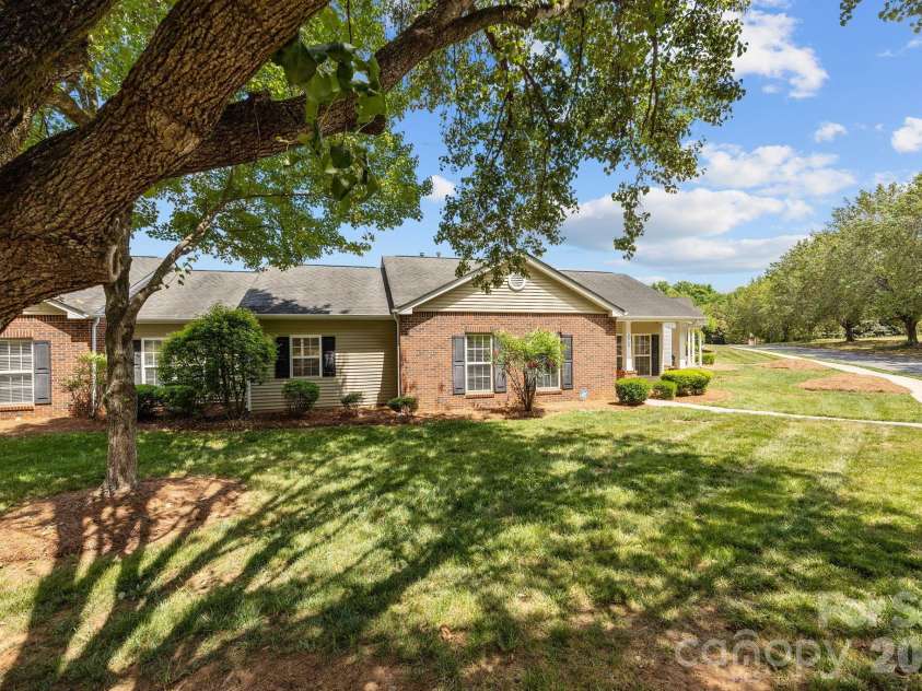 2960 Zion Renaissance Lane, Charlotte, NC 28269.  MLS# CAR4379297, YatesRealty ID 20454. 