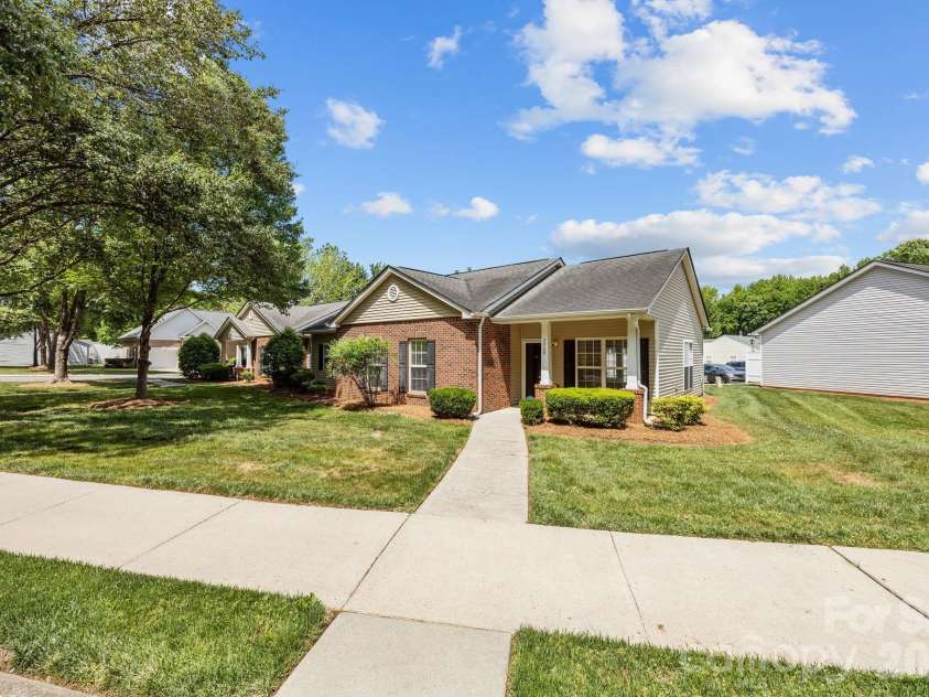 2960 Zion Renaissance Lane, Charlotte, NC 28269.  MLS# CAR4379297, YatesRealty ID 20454. 