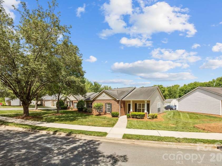 2960 Zion Renaissance Lane, Charlotte, NC 28269.  MLS# CAR4379297, YatesRealty ID 20454. 