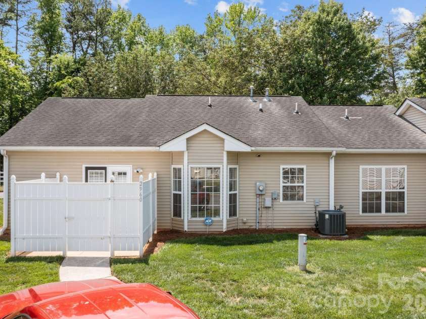 2960 Zion Renaissance Lane, Charlotte, NC 28269.  MLS# CAR4379297, YatesRealty ID 20454. 