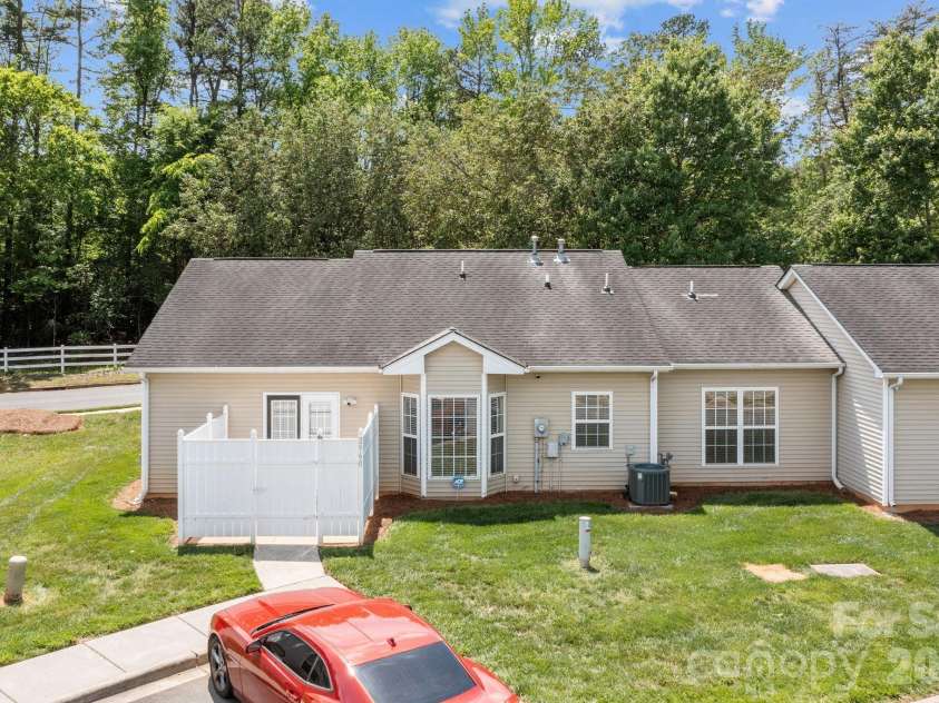 2960 Zion Renaissance Lane, Charlotte, NC 28269.  MLS# CAR4379297, YatesRealty ID 20454. 