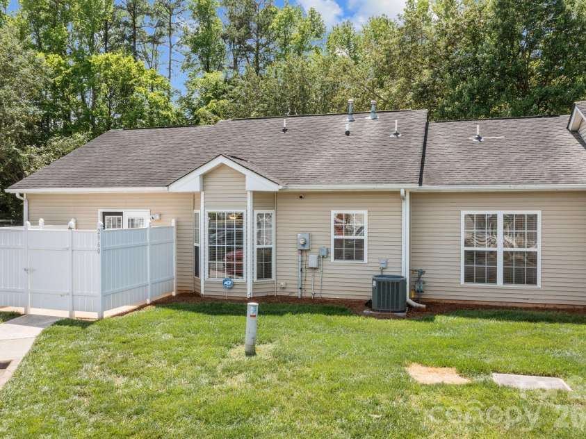 2960 Zion Renaissance Lane, Charlotte, NC 28269.  MLS# CAR4379297, YatesRealty ID 20454. 
