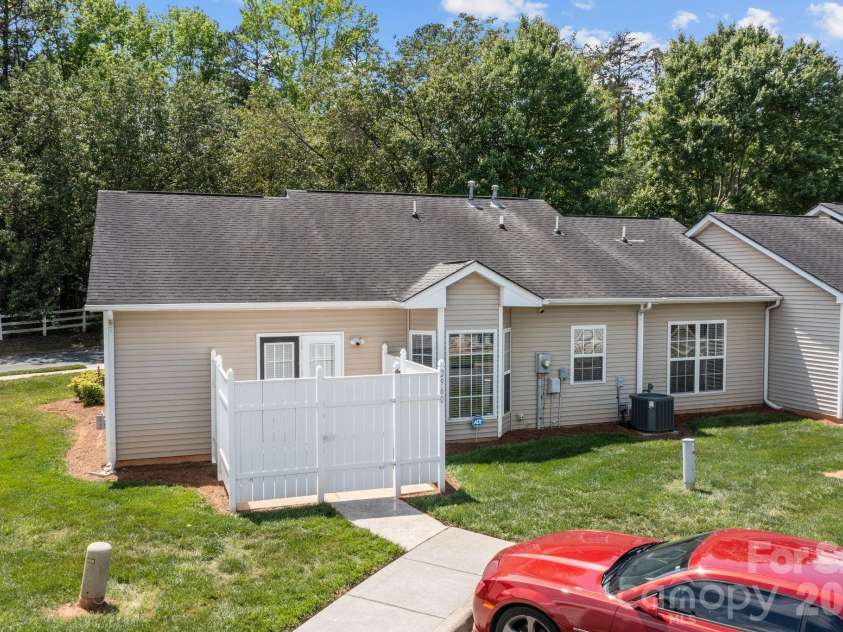 2960 Zion Renaissance Lane, Charlotte, NC 28269.  MLS# CAR4379297, YatesRealty ID 20454. 