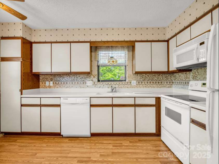 3101 Saint Augustine Place, Asheville, NC 28805.  MLS# CAR4260431, YatesRealty ID 20455. Cute kitchen waiting on your personal touches.