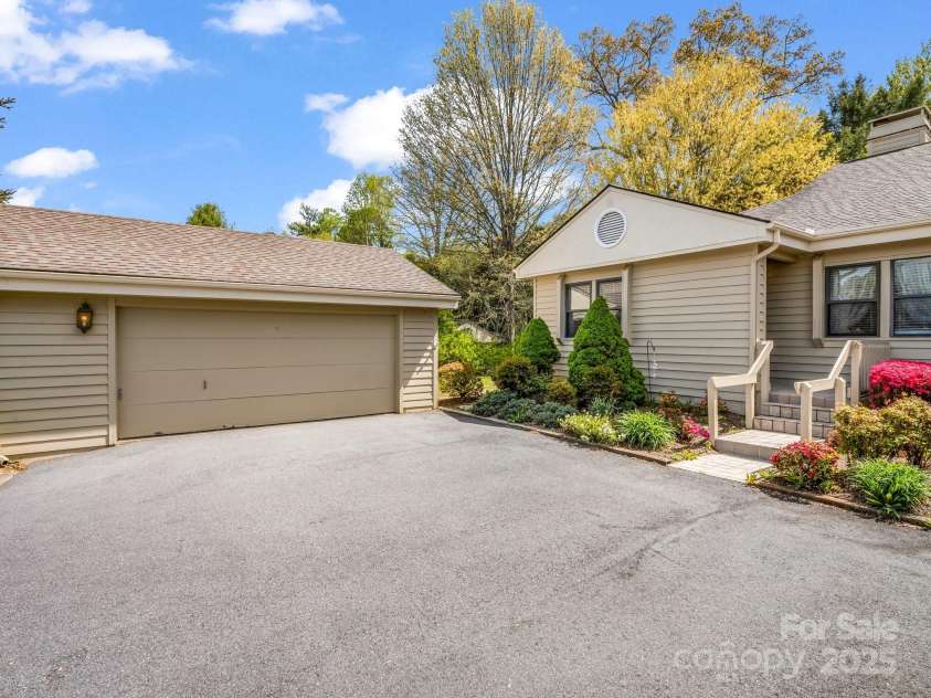 3101 Saint Augustine Place, Asheville, NC 28805.  MLS# CAR4260431, YatesRealty ID 20455. Detached 2-care garage at your front door entrance.
