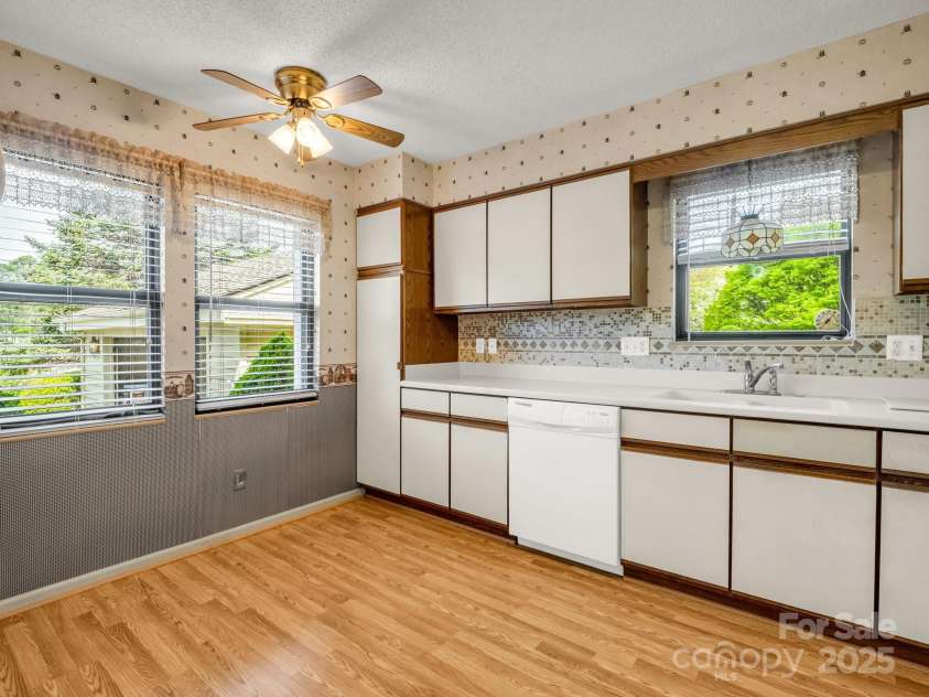 3101 Saint Augustine Place, Asheville, NC 28805.  MLS# CAR4260431, YatesRealty ID 20455. Kitchen with lots of bright light.