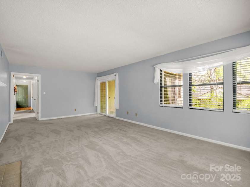 3101 Saint Augustine Place, Asheville, NC 28805.  MLS# CAR4260431, YatesRealty ID 20455. Living Room