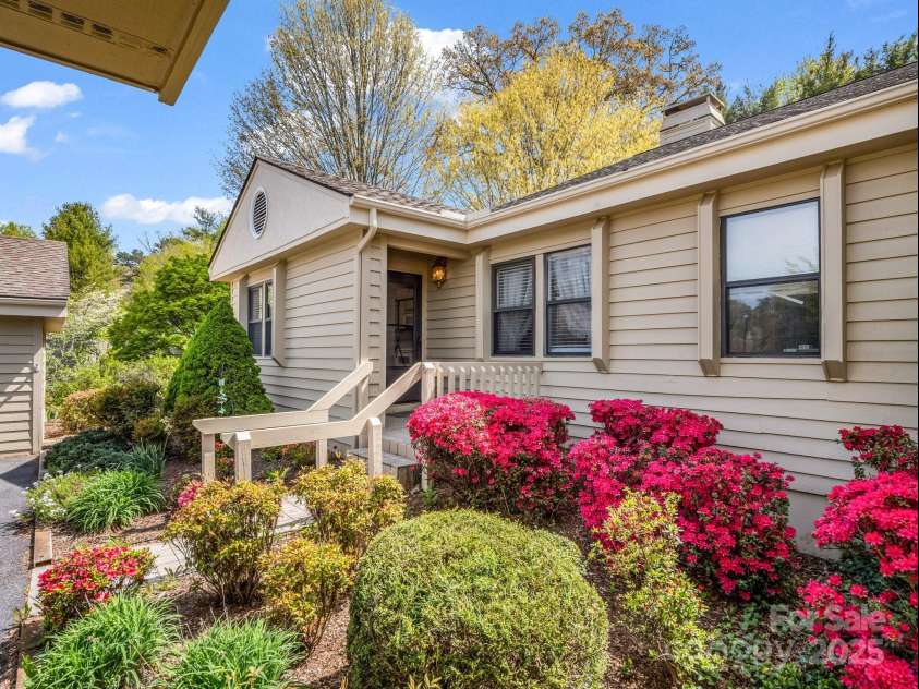 3101 Saint Augustine Place, Asheville, NC 28805.  MLS# CAR4260431, YatesRealty ID 20455. Welcome home!