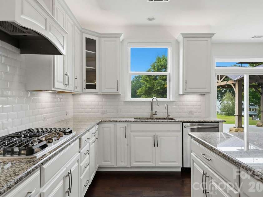 108 Heron Cove Loop, Mooresville, NC 28117.  MLS# CAR4427585, YatesRealty ID 20457. Gas Range with Hood