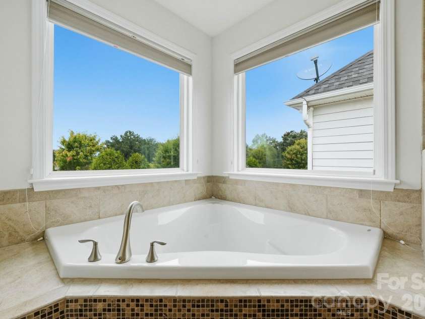 108 Heron Cove Loop, Mooresville, NC 28117.  MLS# CAR4427585, YatesRealty ID 20457. Soaking tub