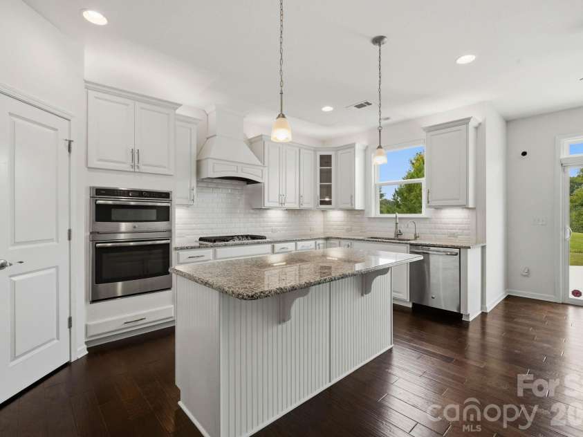 108 Heron Cove Loop, Mooresville, NC 28117.  MLS# CAR4427585, YatesRealty ID 20457. Spacious Kitchen with Step in Pantry
