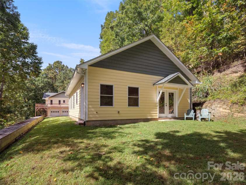 88 Brown Bear Way, Waynesville, NC 28786.  MLS# CAR4307371, YatesRealty ID 2046. Studio Private Yard in Detached Garage
