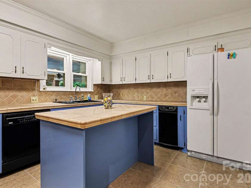 1339 Carmen Lane, Gastonia, NC 28054.  MLS# CAR4392619, YatesRealty ID 20460. 