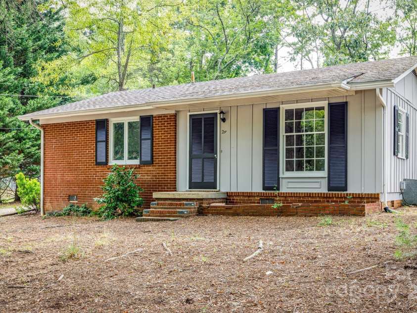 24 19th Street, Hickory, NC 28601.  MLS# CAR4266479, YatesRealty ID 20461. 
