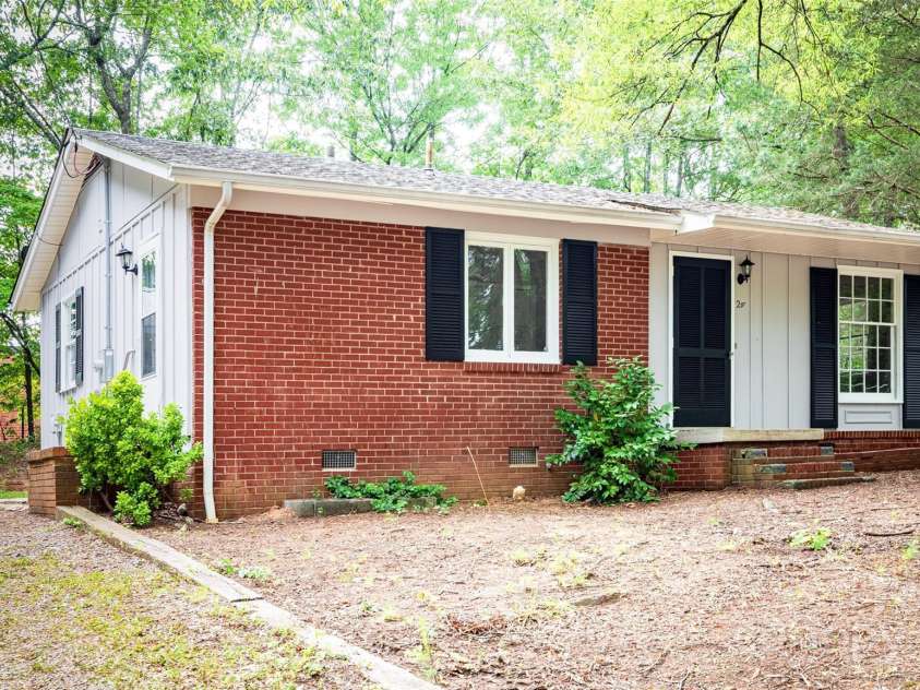 24 19th Street, Hickory, NC 28601.  MLS# CAR4266479, YatesRealty ID 20461. 