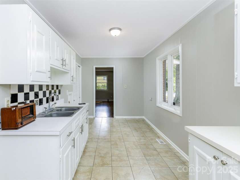 24 19th Street, Hickory, NC 28601.  MLS# CAR4266479, YatesRealty ID 20461. 