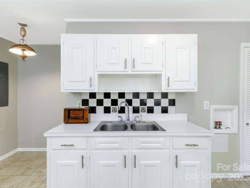 24 19th Street, Hickory, NC 28601.  MLS# CAR4266479, YatesRealty ID 20461. 