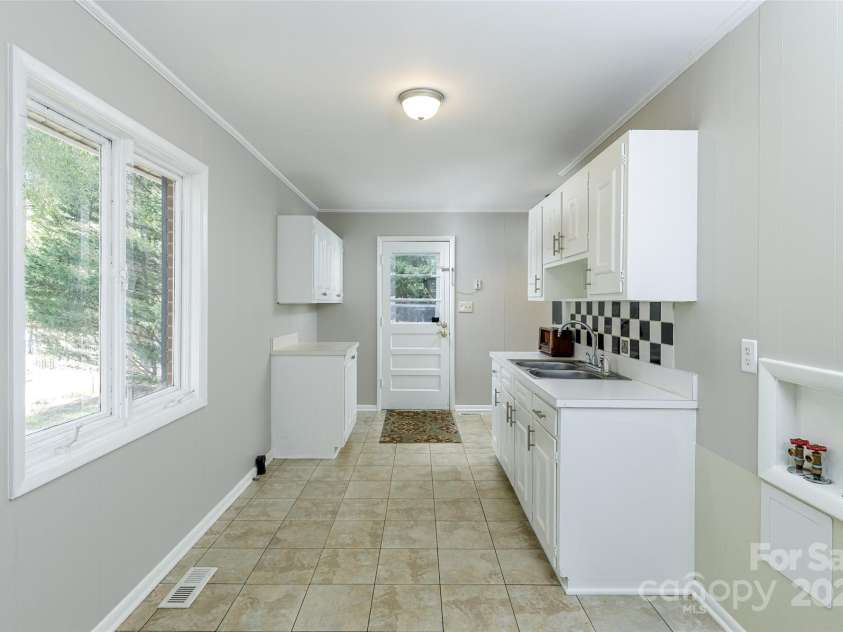 24 19th Street, Hickory, NC 28601.  MLS# CAR4266479, YatesRealty ID 20461. 