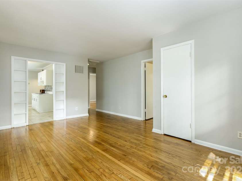 24 19th Street, Hickory, NC 28601.  MLS# CAR4266479, YatesRealty ID 20461. 