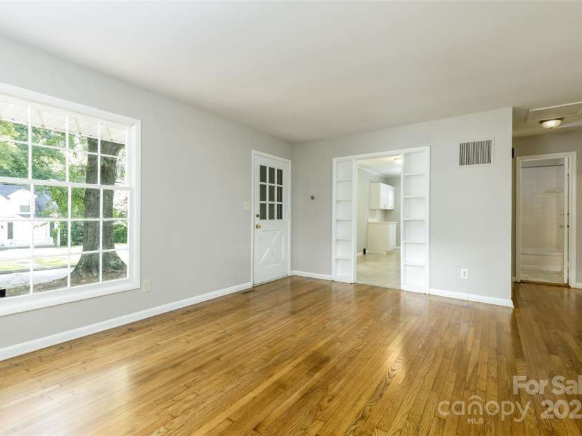 24 19th Street, Hickory, NC 28601.  MLS# CAR4266479, YatesRealty ID 20461. 