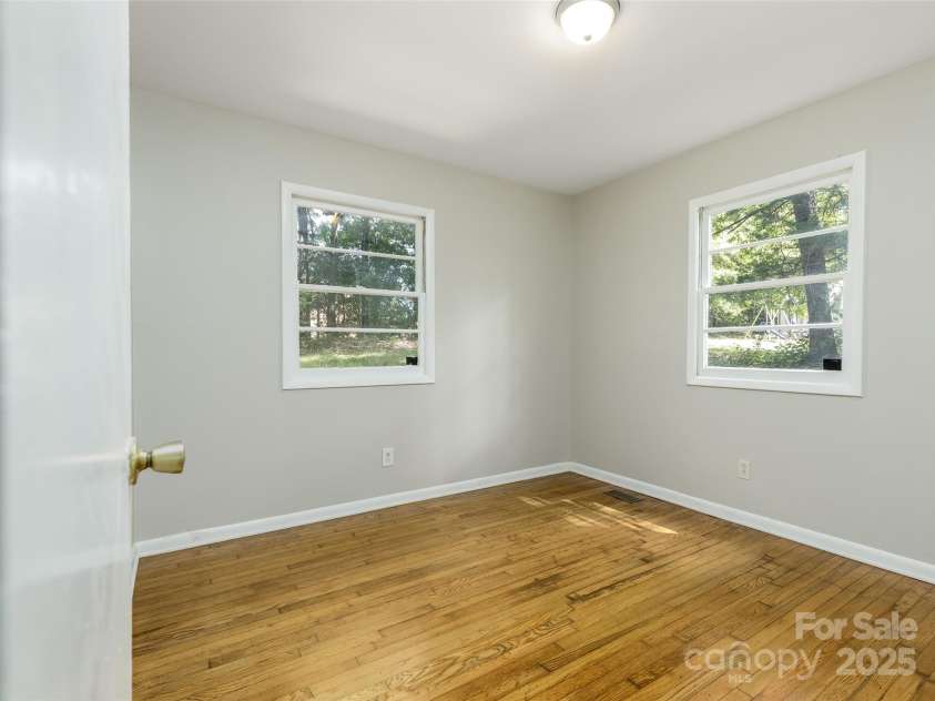 24 19th Street, Hickory, NC 28601.  MLS# CAR4266479, YatesRealty ID 20461. 