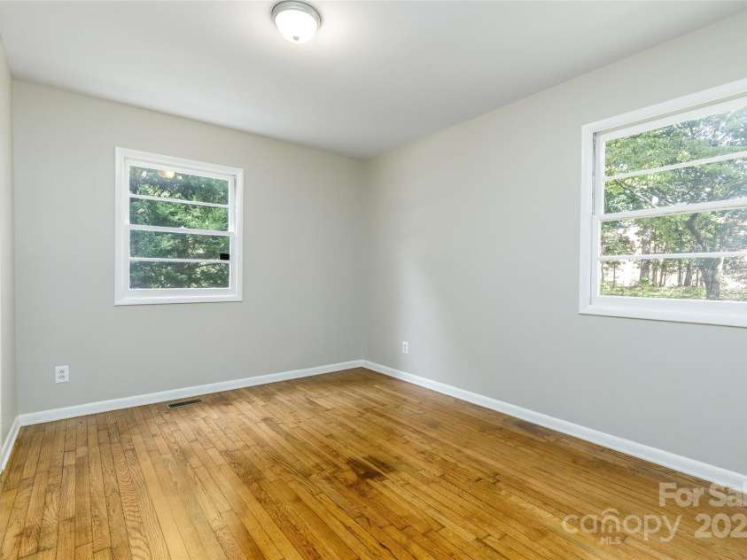 24 19th Street, Hickory, NC 28601.  MLS# CAR4266479, YatesRealty ID 20461. 