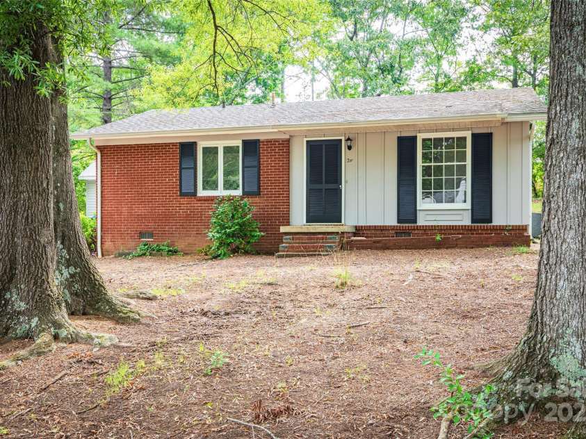 24 19th Street, Hickory, NC 28601.  MLS# CAR4266479, YatesRealty ID 20461. 
