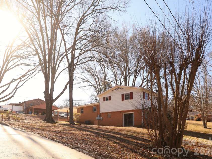 1521 19th Street, Hickory, NC 28602.  MLS# CAR4328330, YatesRealty ID 20462. 