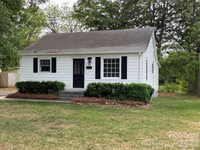 1431 3rd Street Place, Hickory, NC 28601.  MLS# CAR4372939, YatesRealty ID 20464. 