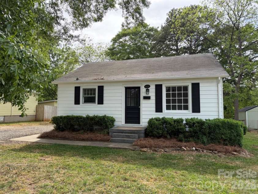 1431 3rd Street Place, Hickory, NC 28601.  MLS# CAR4372939, YatesRealty ID 20464. 