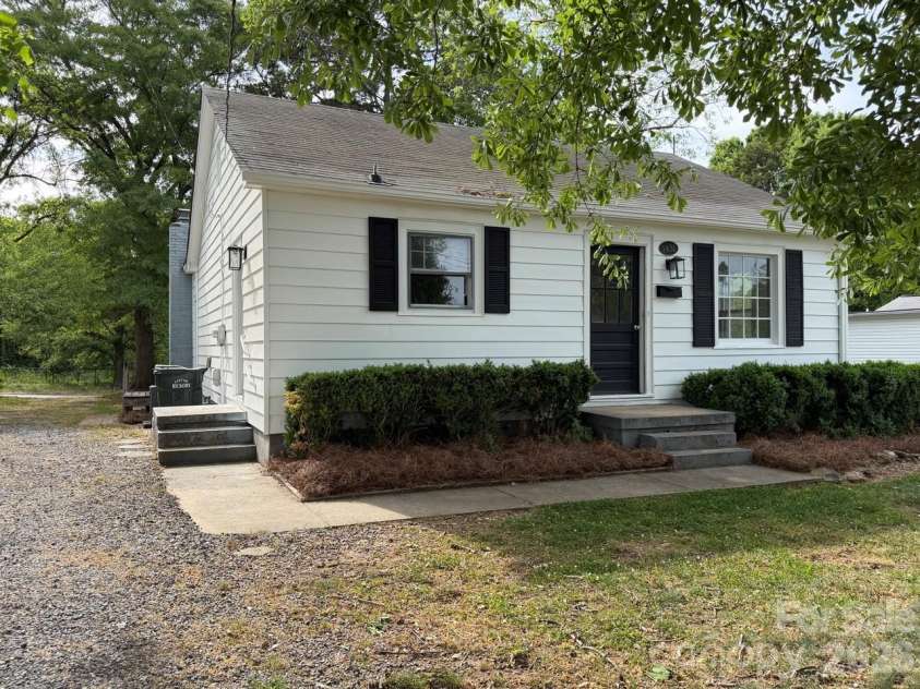 1431 3rd Street Place, Hickory, NC 28601.  MLS# CAR4372939, YatesRealty ID 20464. 