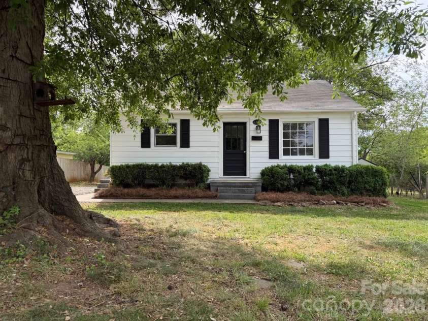 1431 3rd Street Place, Hickory, NC 28601.  MLS# CAR4372939, YatesRealty ID 20464. 
