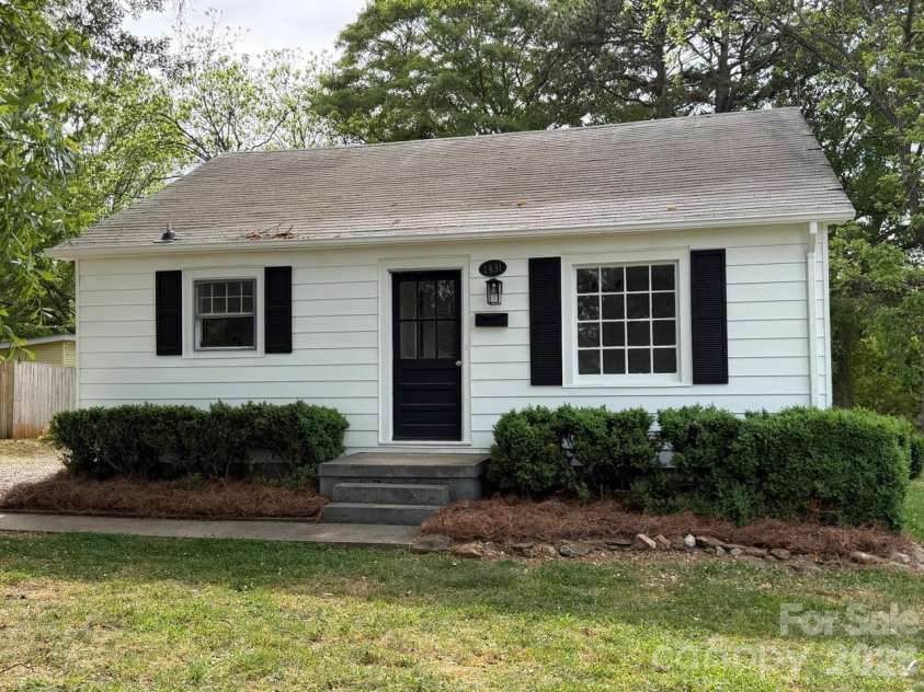 1431 3rd Street Place, Hickory, NC 28601.  MLS# CAR4372939, YatesRealty ID 20464. 