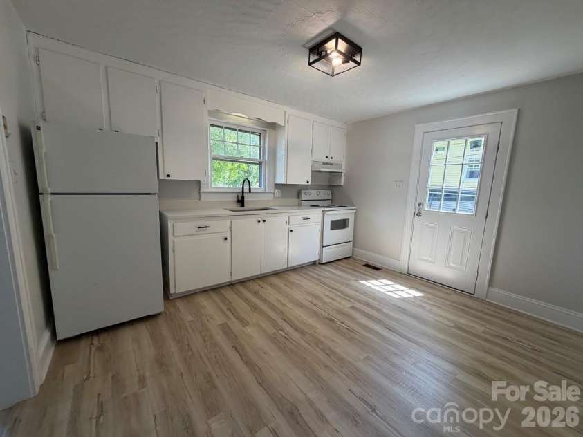 1431 3rd Street Place, Hickory, NC 28601.  MLS# CAR4372939, YatesRealty ID 20464. 