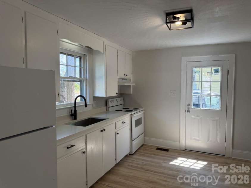 1431 3rd Street Place, Hickory, NC 28601.  MLS# CAR4372939, YatesRealty ID 20464. 