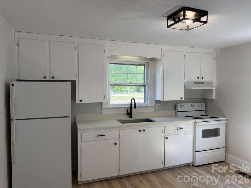 1431 3rd Street Place, Hickory, NC 28601.  MLS# CAR4372939, YatesRealty ID 20464. 