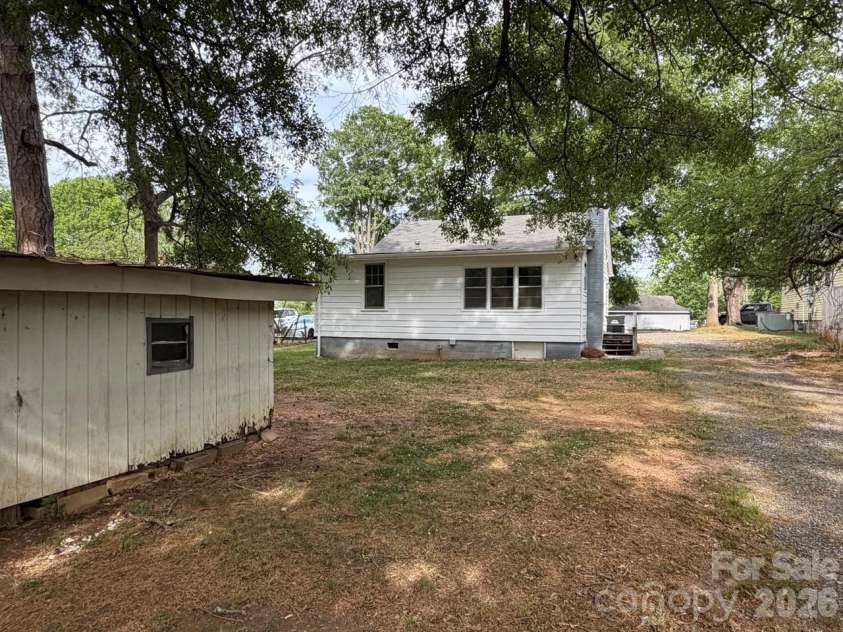 1431 3rd Street Place, Hickory, NC 28601.  MLS# CAR4372939, YatesRealty ID 20464. 