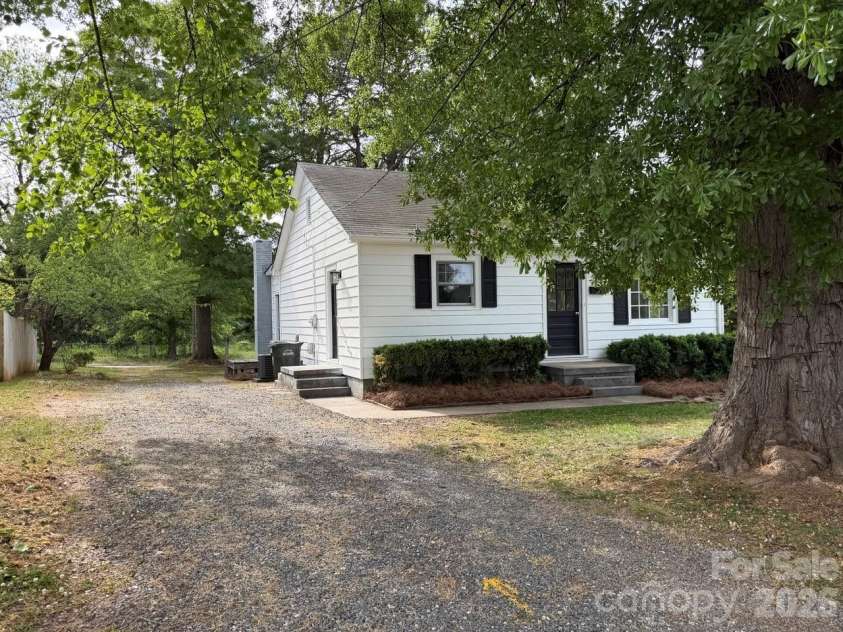 1431 3rd Street Place, Hickory, NC 28601.  MLS# CAR4372939, YatesRealty ID 20464. 