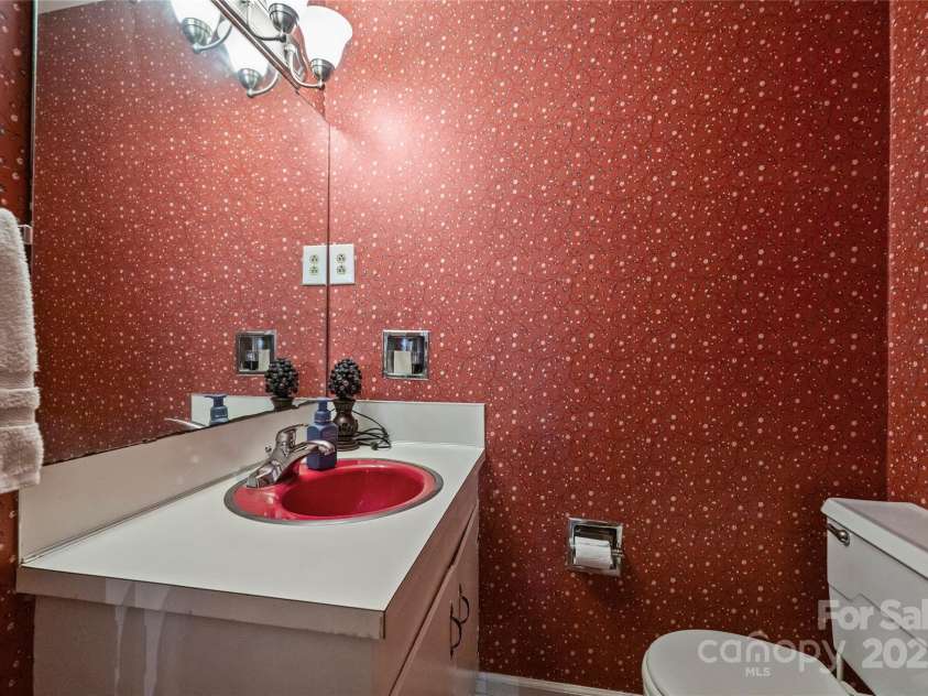 6434 Sardis Road, Charlotte, NC 28270.  MLS# CAR4267166, YatesRealty ID 20464. 