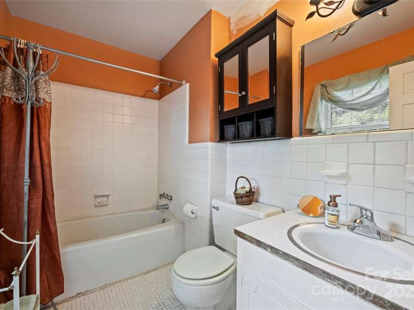 6434 Sardis Road, Charlotte, NC 28270.  MLS# CAR4267166, YatesRealty ID 20464. 