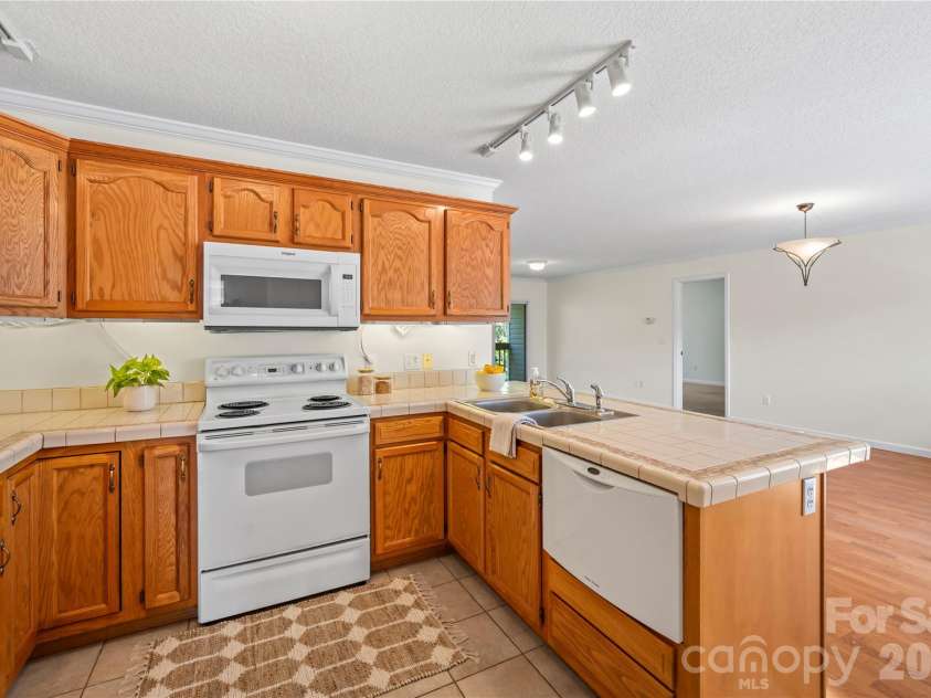 206 Waters Edge Drive, Weaverville, NC 28787.  MLS# CAR4359205, YatesRealty ID 20466. Kitchen