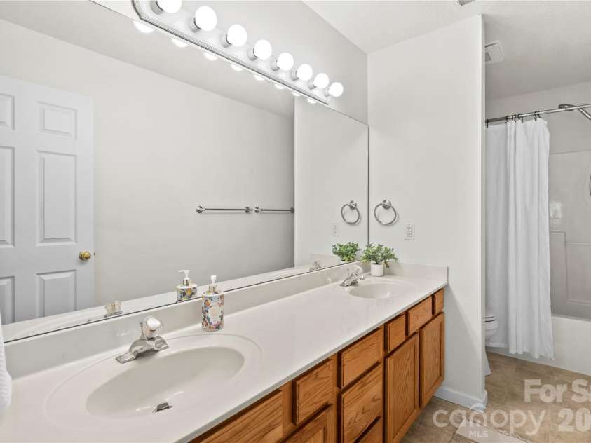 206 Waters Edge Drive, Weaverville, NC 28787.  MLS# CAR4359205, YatesRealty ID 20466. Primary bathroom