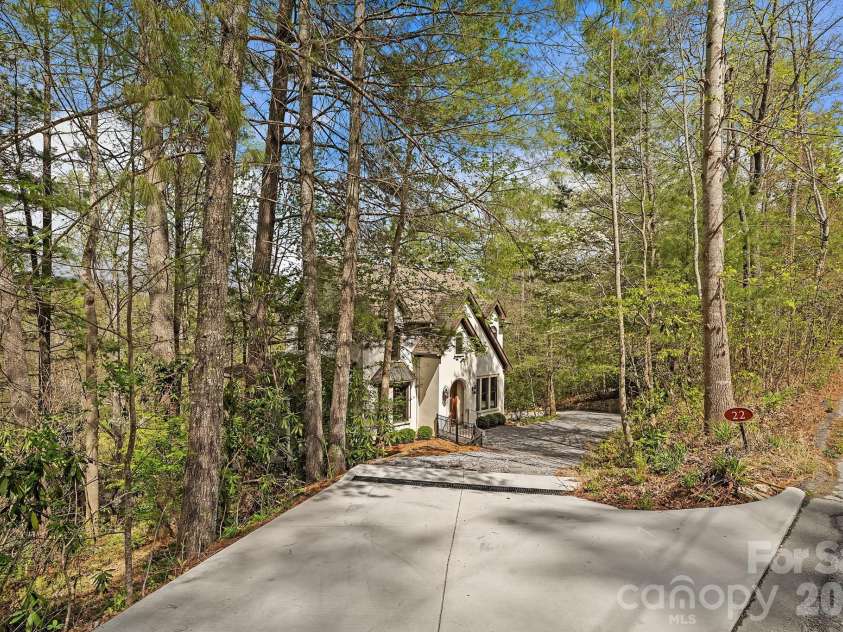 22 Lone Coyote Ridge, Fletcher, NC 28732.  MLS# CAR4370129, YatesRealty ID 20467. 