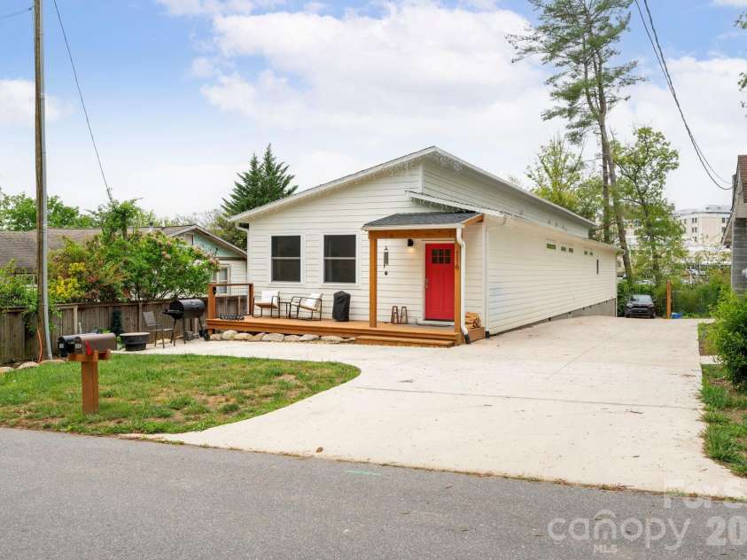 116 Arnold Road, Asheville, NC 28805.  MLS# CAR4380493, YatesRealty ID 20468. Ample Parking