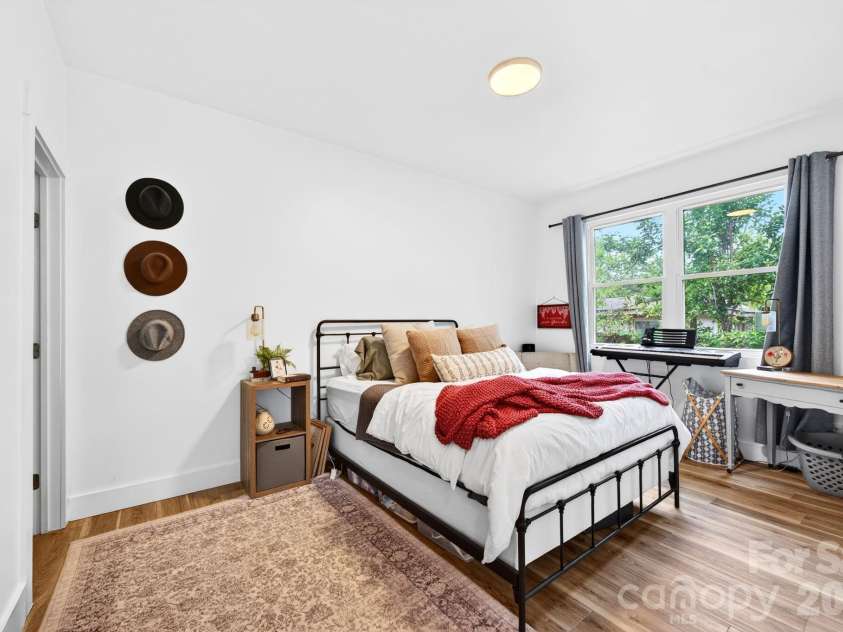 116 Arnold Road, Asheville, NC 28805.  MLS# CAR4380493, YatesRealty ID 20468. Large Windows