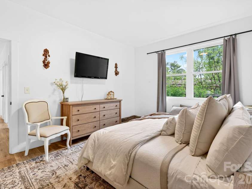 116 Arnold Road, Asheville, NC 28805.  MLS# CAR4380493, YatesRealty ID 20468. Primary Bedroom